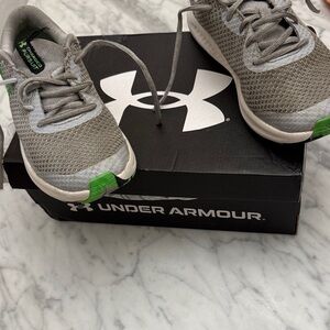 Under Armour Kids' Sneakers in Gray and Green Charged Pursuit size 5 - big kids.